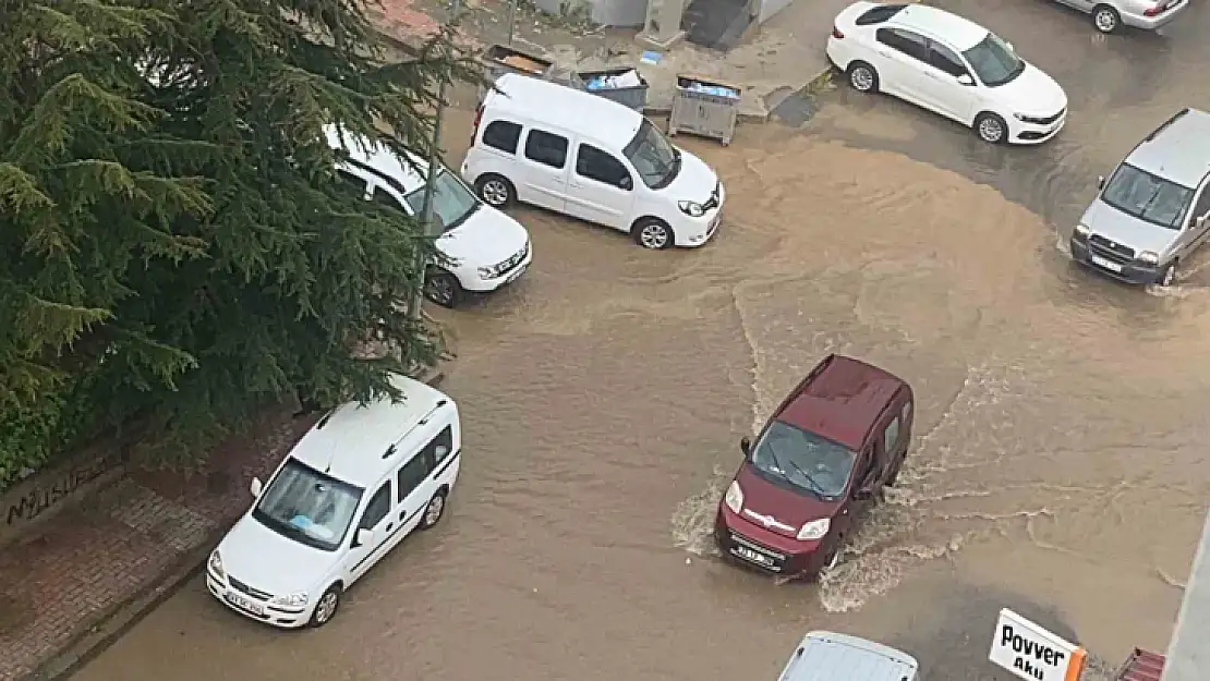 Dolu ve sağanak caddeleri Nehir'e dönüştürdü