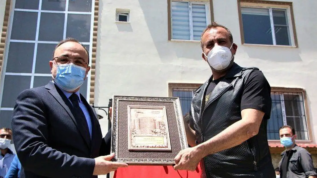 Elazığ'da evleri yanan aileler, yeni evlerine kavuştu