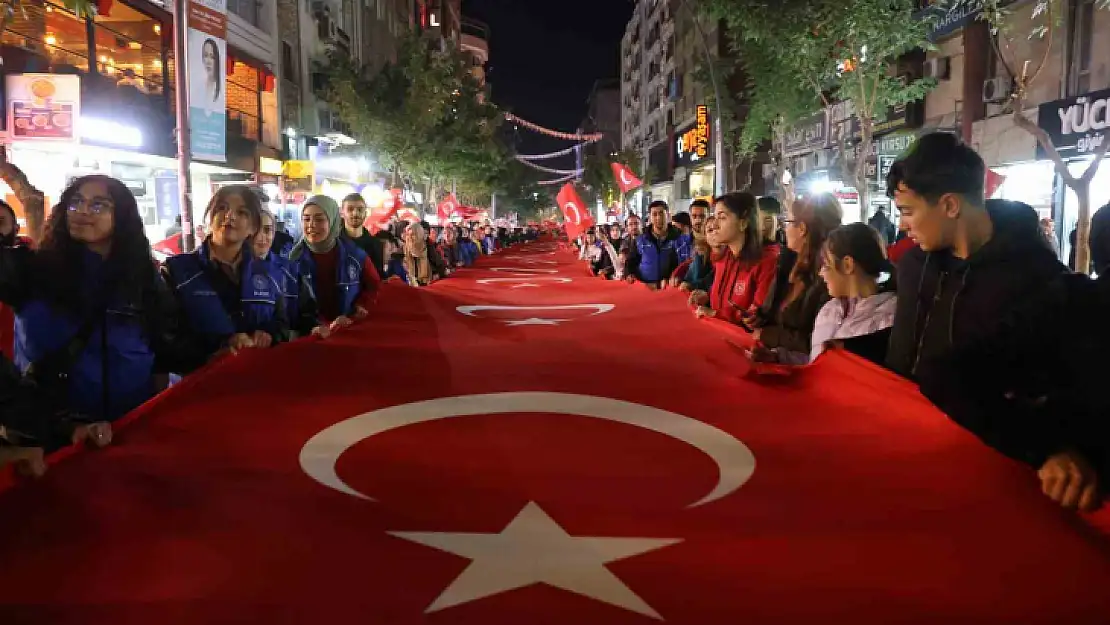 Elazığ'da fener alayı renkli görüntüler oluşturdu