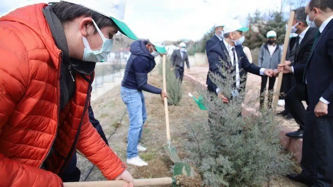 Elazığ'da fidanlar şehit Osman Paşa ve silah arkadaşları için toprakla buluşturuldu