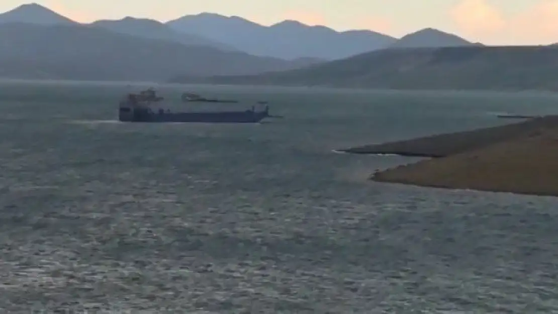 Elazığ'da fırtına feribotu sürükledi
