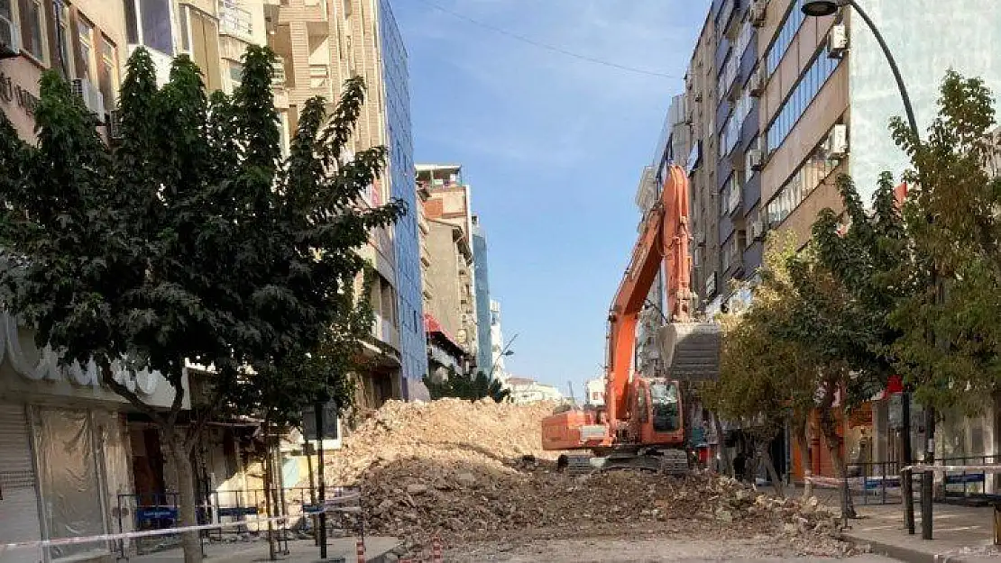 Elazığ'da Gazi Caddesi,yıkım çalışması nedeniyle kısmen kapatıldı