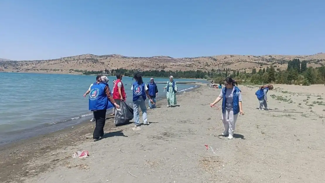 Elazığ'da gençler Hazar gölünde çevre temizliği yaptı