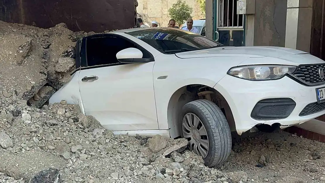 Elazığ'da hafriyat kamyonu otomobilin üzerinde devrildi