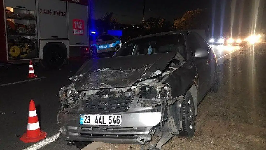 Elazığ'da iki araç çarpıştı, biri refüje çıktı