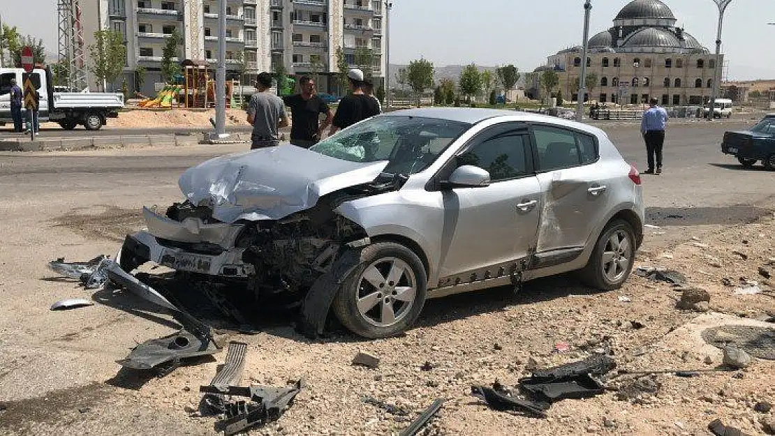 Elazığ'da iki otomobil çarpıştı: 8 yaralı