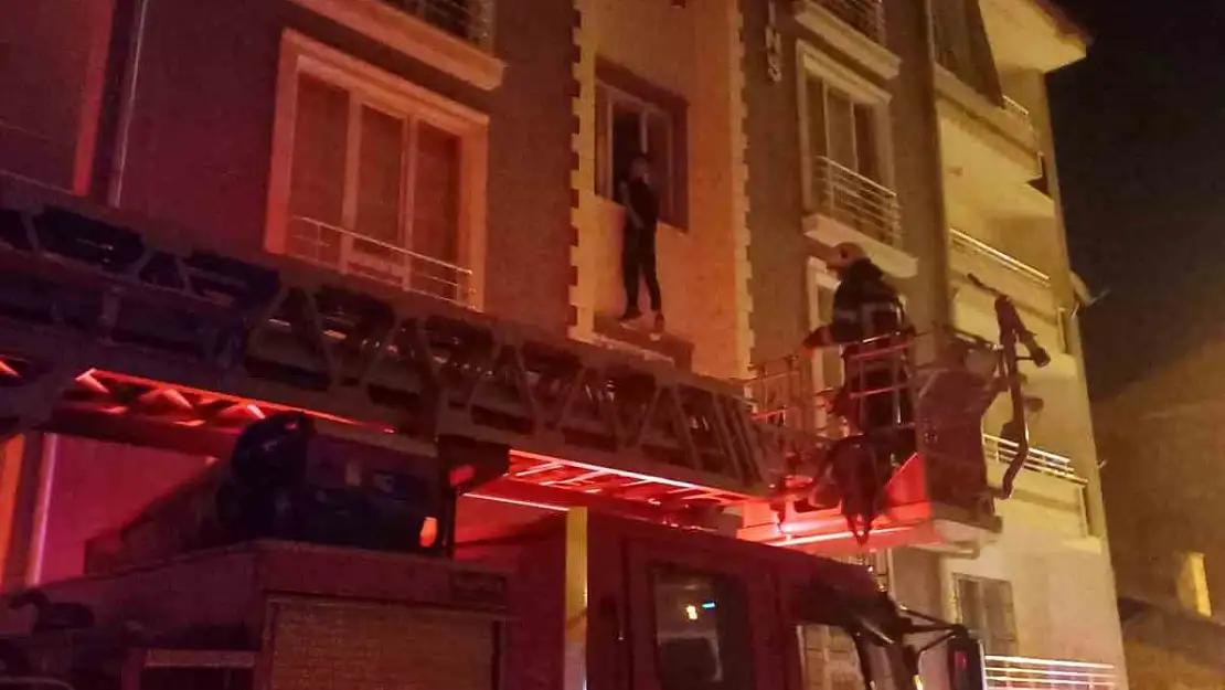 Elazığ'da intihara kalkışan şahsı itfaiye ekipleri ikna ederek indirdi
