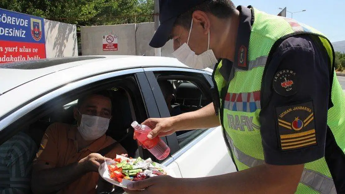 Elazığ'da jandarmadan bayramda şeker ve kolonyalı uygulama