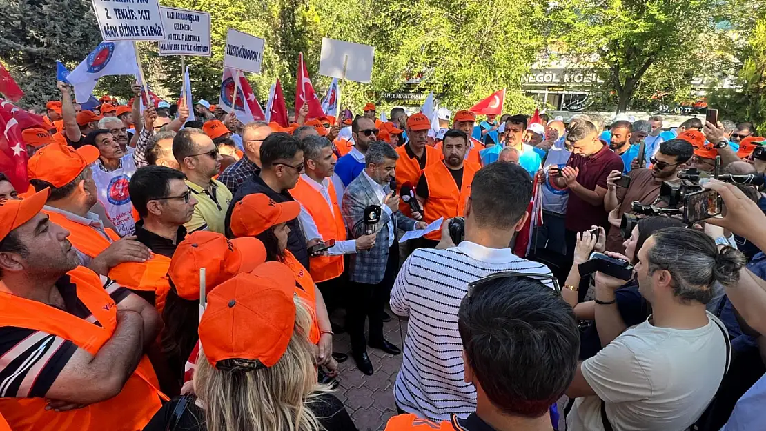 Elazığ'da kamu işçileri AK Parti İl Binası önünde toplandı