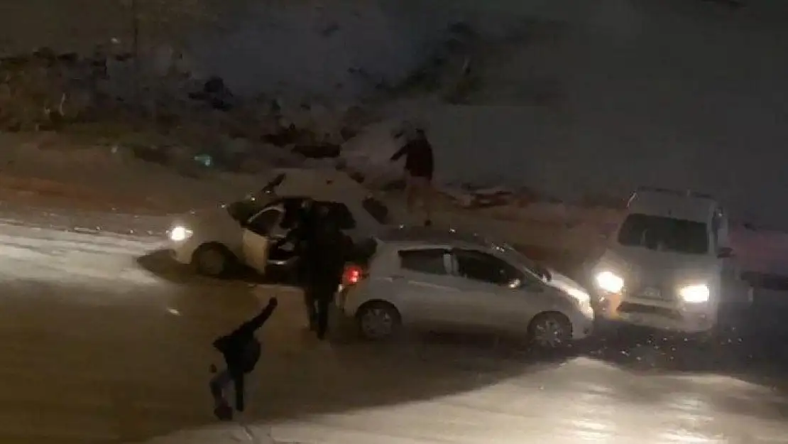 Elazığ'da kar yağışı etkili oldu, rampada kayan araçlar birbirine böyle çarptı