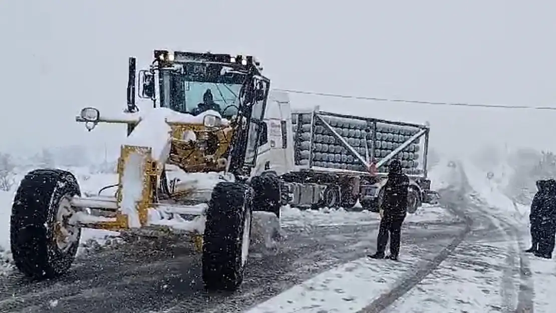 Elazığ'da kar yağışında yolda kalan tırlar, ekipler tarafından kurtarıldı