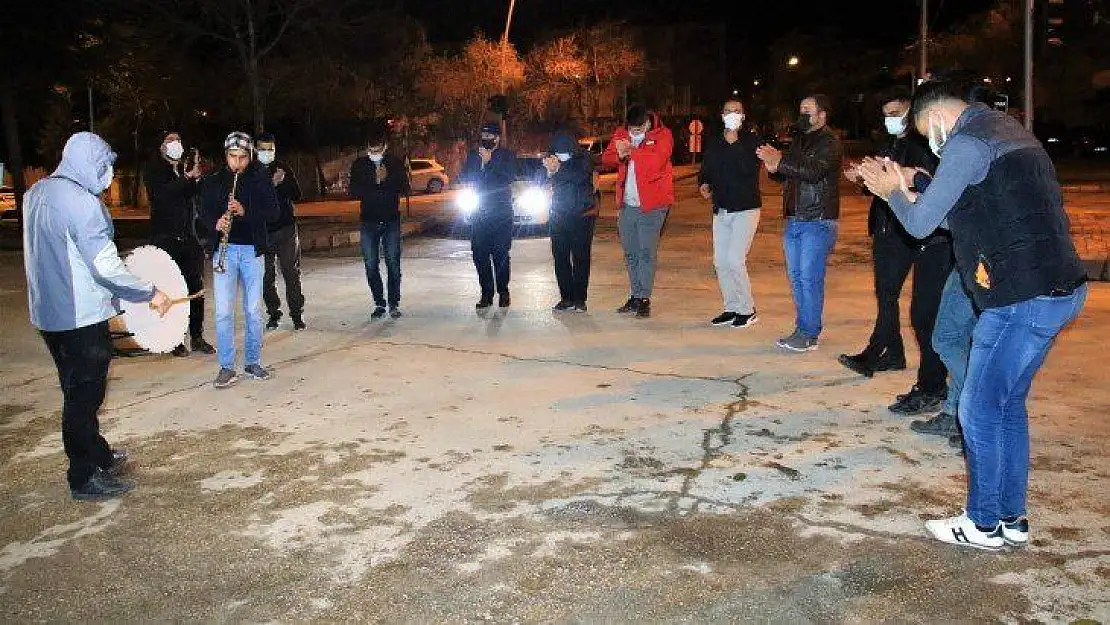 Elazığ'da klarnetli, davullu sosyal mesafeli sahur halayı