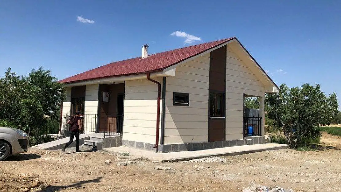 Elazığ'da köy konutlarının teslimi sürüyor