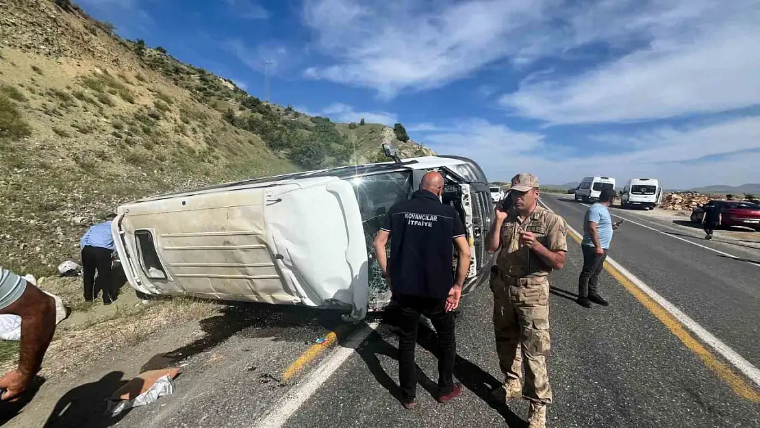Elazığ'da köy minibüsü takla attı: 3'ü ağır 7 yaralı