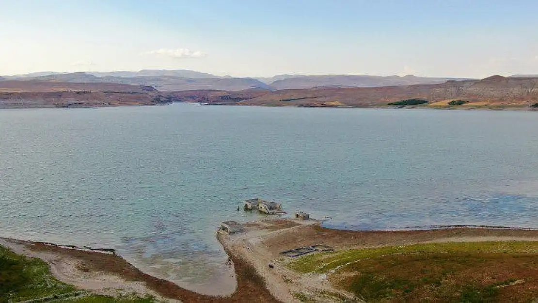 Elazığ'da kuraklık nedeni ile sular çekildi, 75 yıllık okul gün yüzüne çıktı