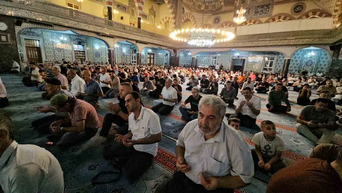 Elazığ'da Mevlid Kandili'nde camiler doldu