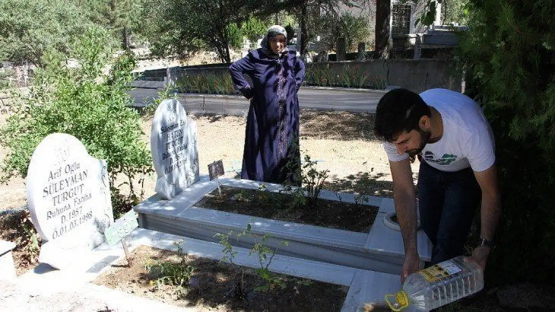 Elazığ'da mezarlıklarda ziyaretçi yoğunluğu