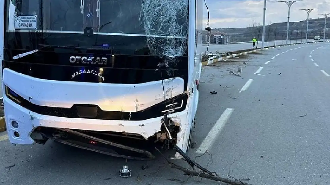 Elazığ'da midibüs çarptığı aydınlatma direğini devirdi