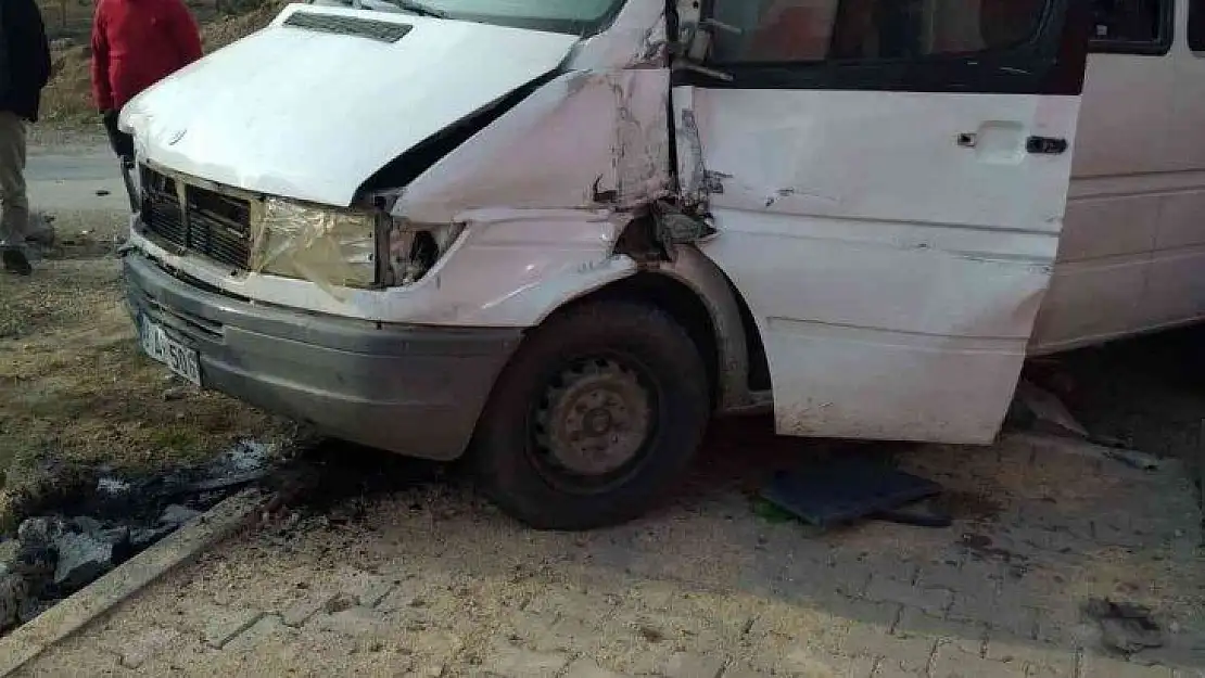 Elazığ'da minibüs elektrik  direğine çaptı: 1 yaralı