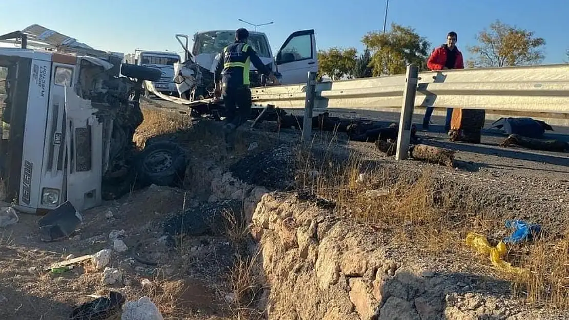 Elazığ'da minibüs ile kamyonet çarpıştı: 2 yaralı