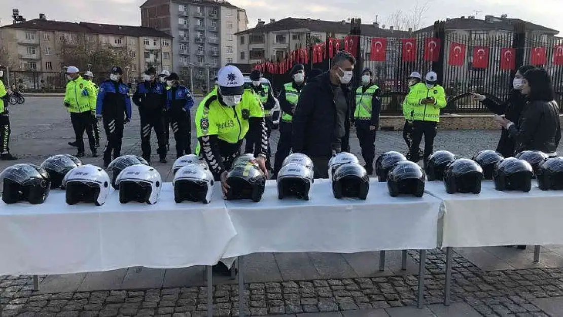 Elazığ'da motosiklet sürücülerine kask dağıtıldı