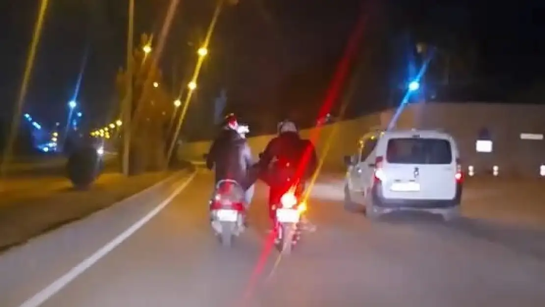 Elazığ'da motosikletlilerin tehlikeli yolculuğu kamerada