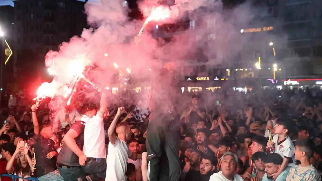 Elazığ'da nefesler tutuldu: Taraftarlar Elazığspor maçı için dev ekran başına geçti