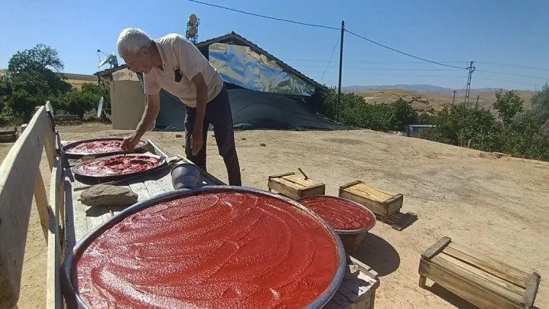 Elazığ'da odun ateşinde salça mesaisi başladı