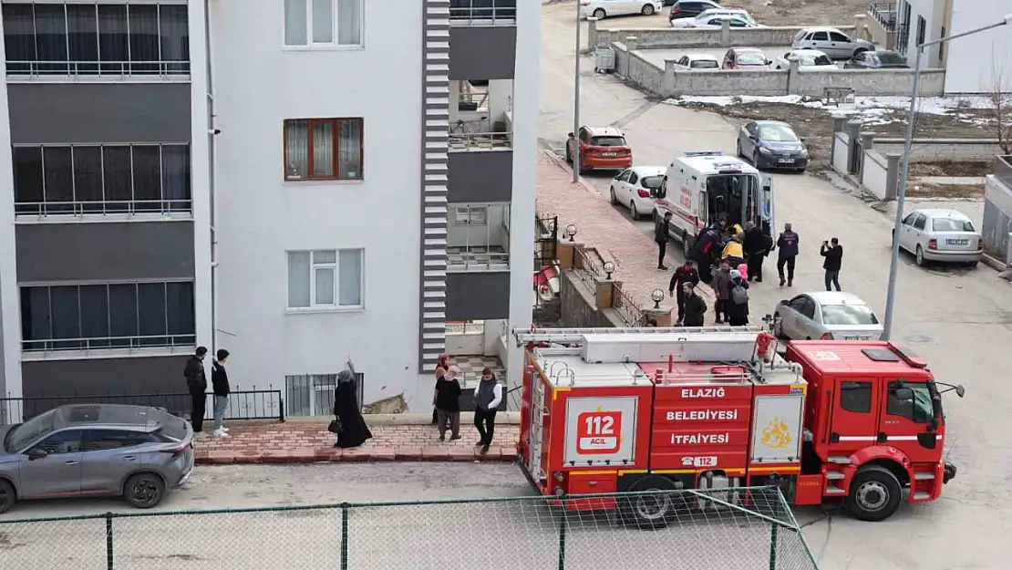 Elazığ'da otomobil apartman boşluna uçtu: 1 yaralı