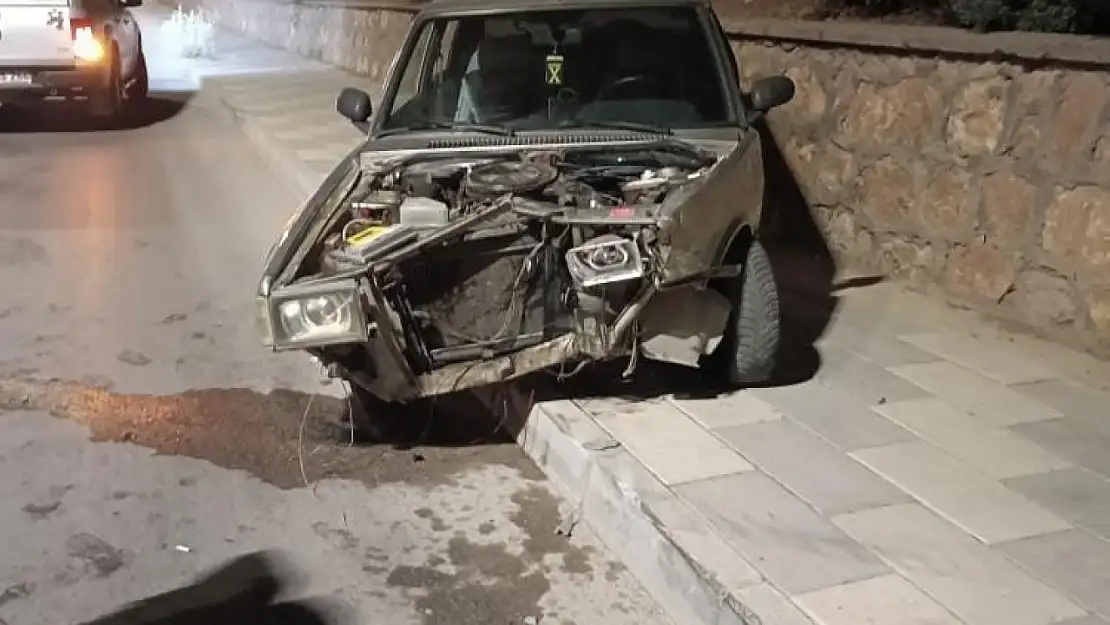 Direksiyon hakimiyetini kaybetti, duvara çarptı!