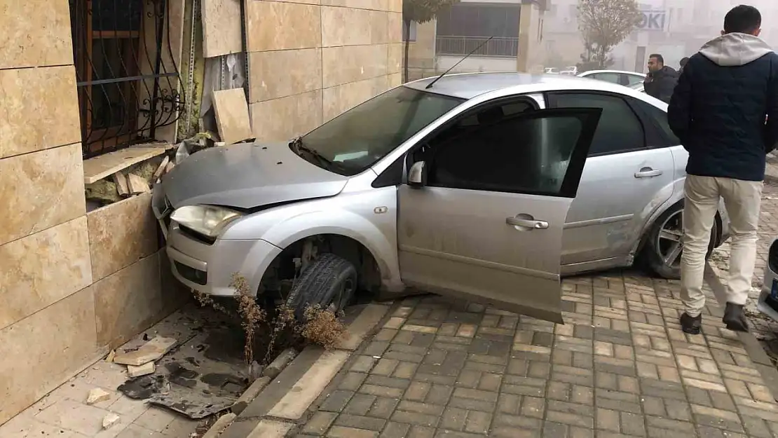 Elazığ'da otomobil evin duvarına çarptı: 2 yaralı