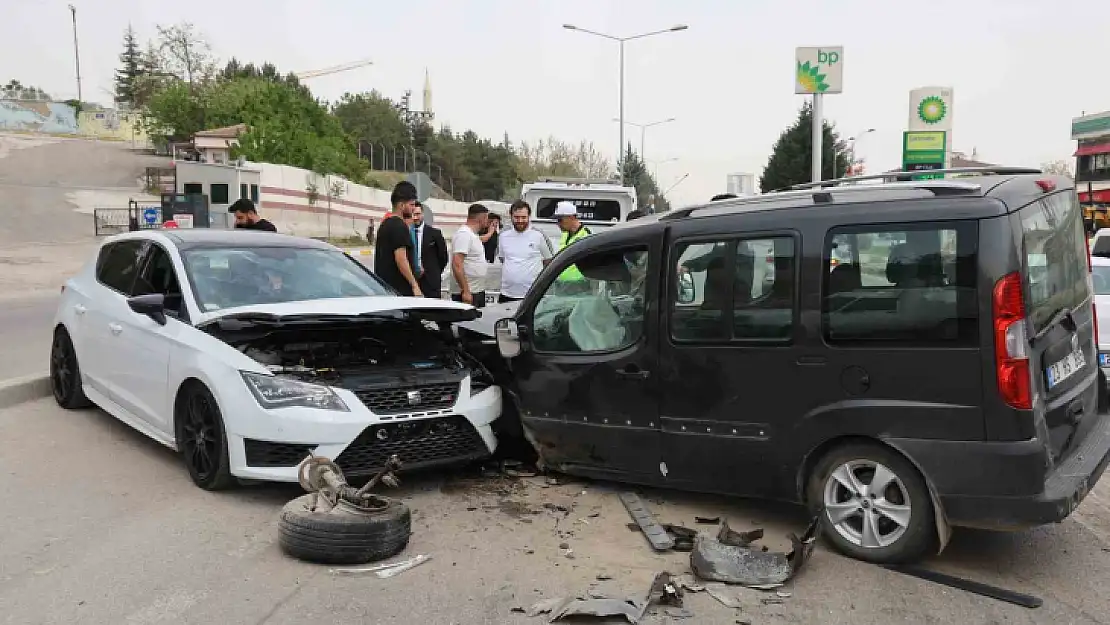 Elazığ'da otomobil ile hafif ticari araç kafa kafaya çarpıştı: 1 yaralı