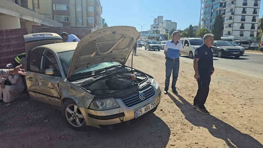 Elazığ'da otomobil ile kamyon çarpıştı