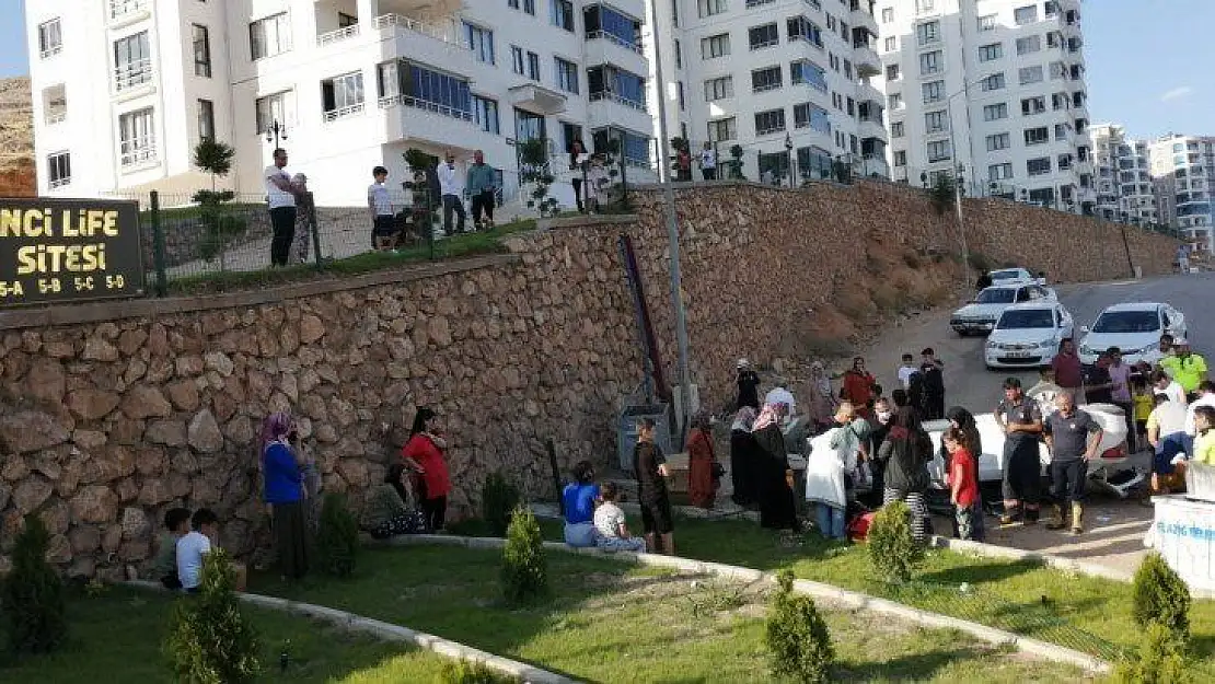 Elazığ'da otomobil istinat duvarından uçtu