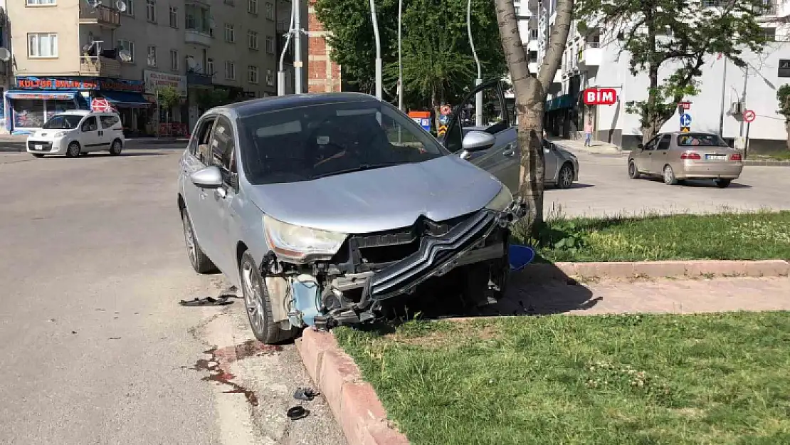 Elazığ'da otomobil refüje çıktı