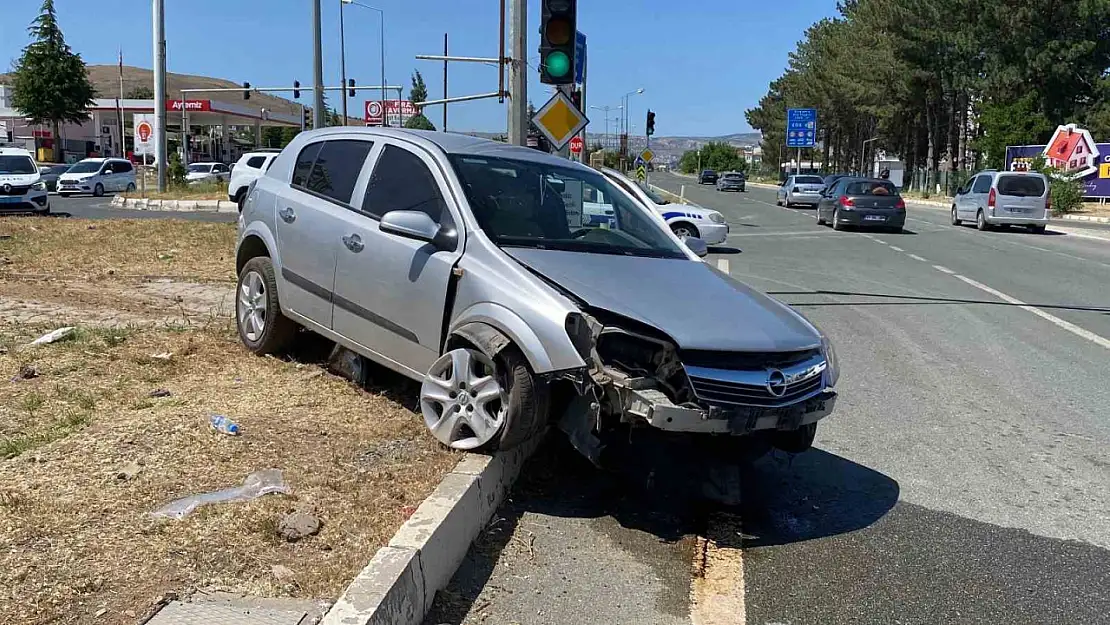 Elazığ'da otomobil refüje çıktı: 4 yaralı