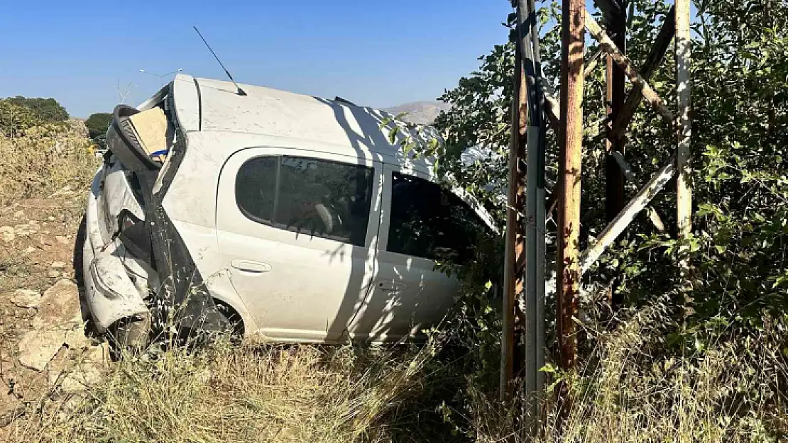 Elazığ'da otomobil şarampole uçtu: 2 yaralı