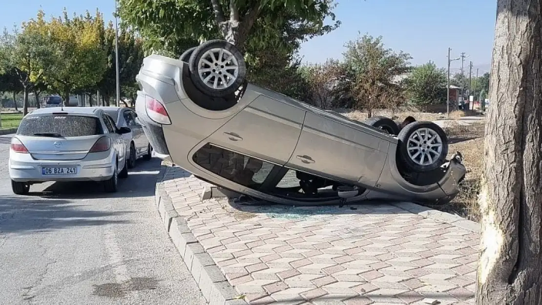 Elazığ'da otomobil takla attı: 2 yaralı