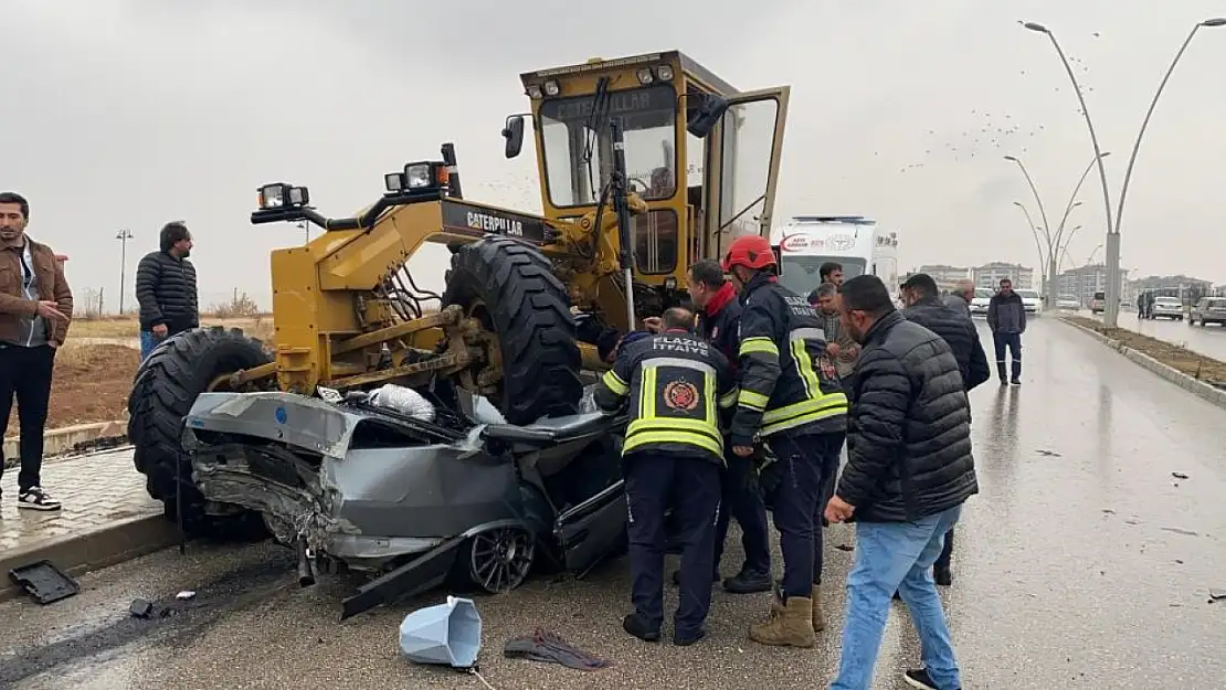 Elazığ'da otomobilin iş makinesinin altına girdiği anlar güvenlik kamerasına yansıdı