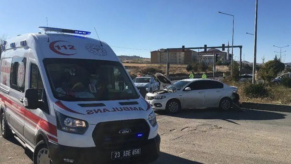 Elazığ'da otomobiller çarpıştı:1 yaralı