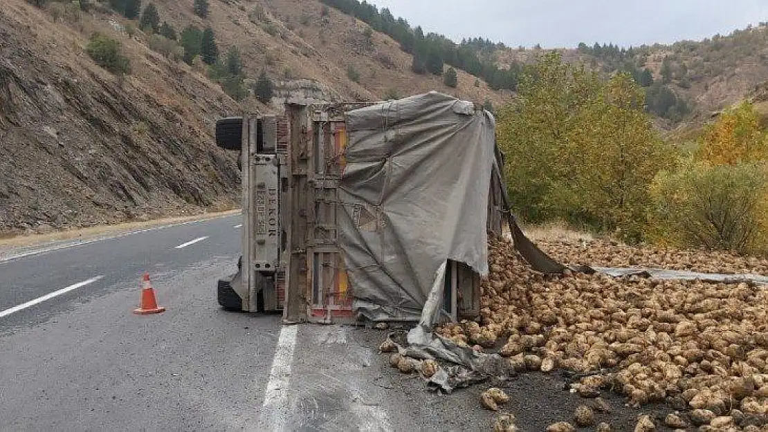 Elazığ'da pancar yüklü tır devrildi