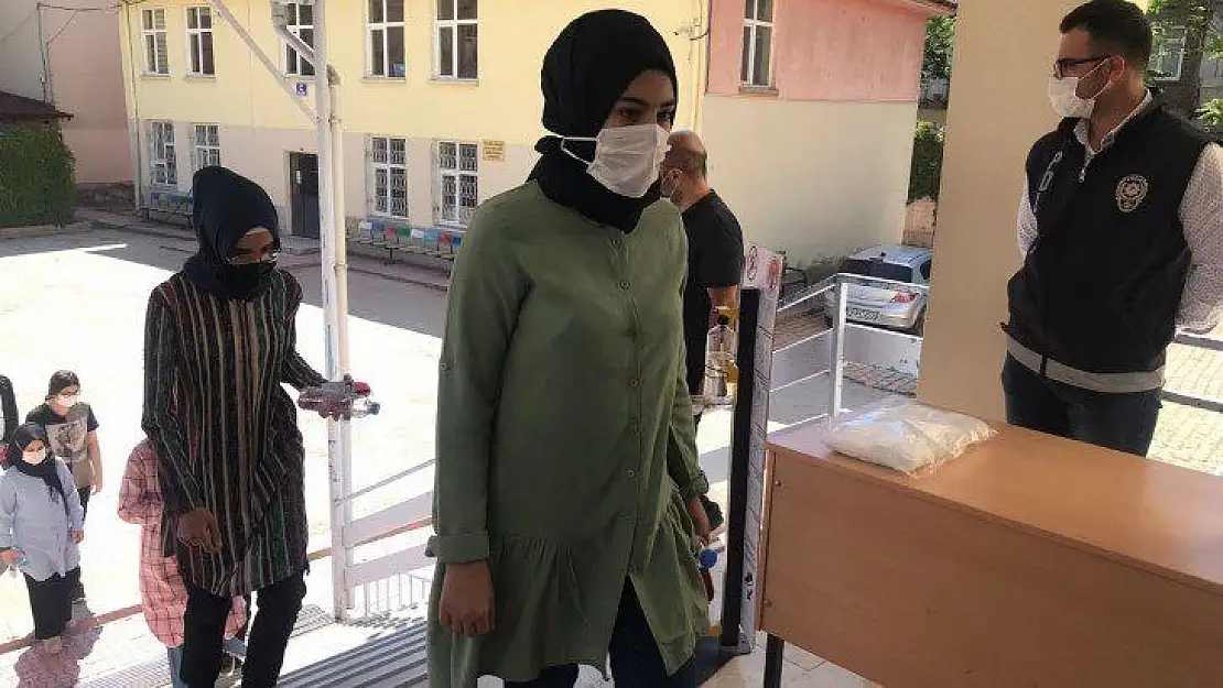 Elazığ'da pandemi tedbirleri altında LGS heyecanı