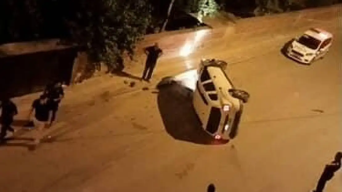 Park halinde araçlara çarpan otomobil devrildi