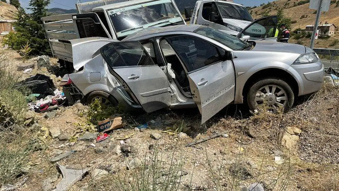 Elazığ'da pikap ile otomobil çarpıştı: 4 yaralı