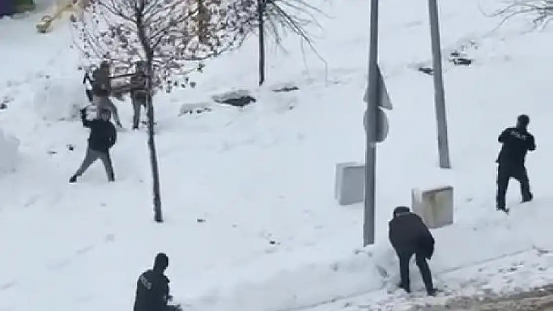 Polis çocuklarla kar topu oynadı