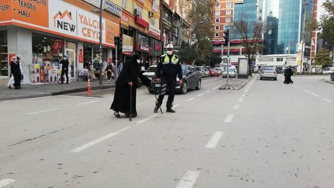 Elazığ'da polisten kalpleri ısıtan hareket
