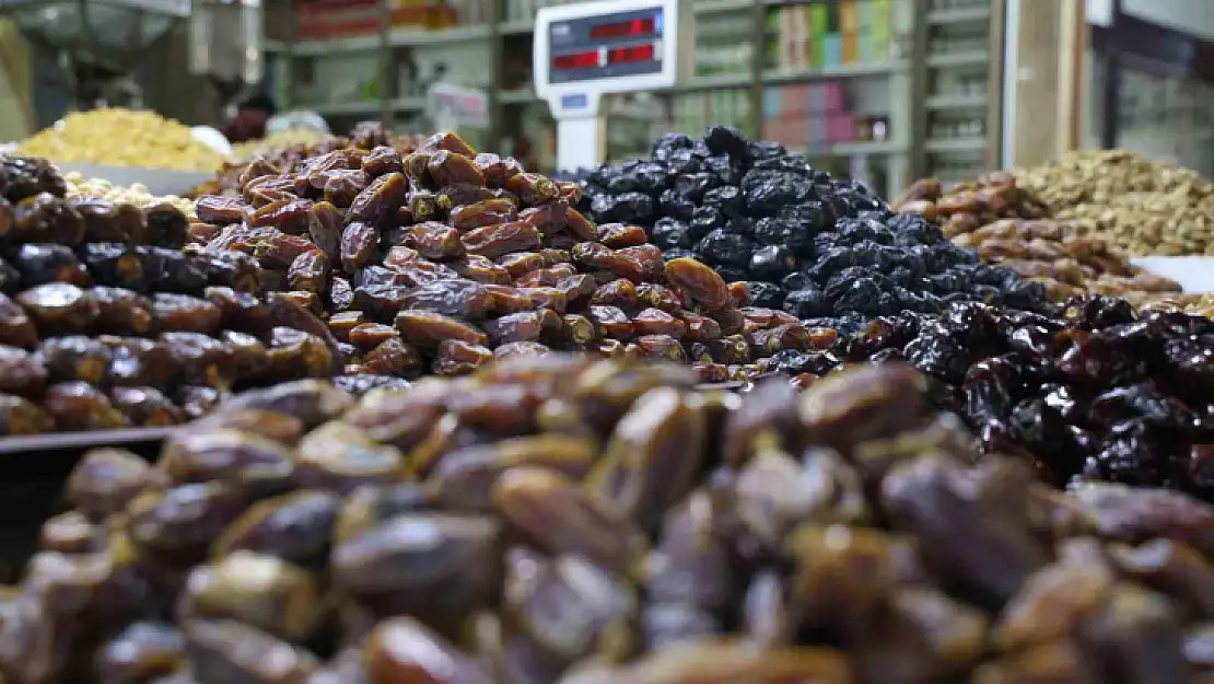 Ramazan'ın vazgeçilmezi iftar sofralarının lezzeti hurma tezgahları süsledi