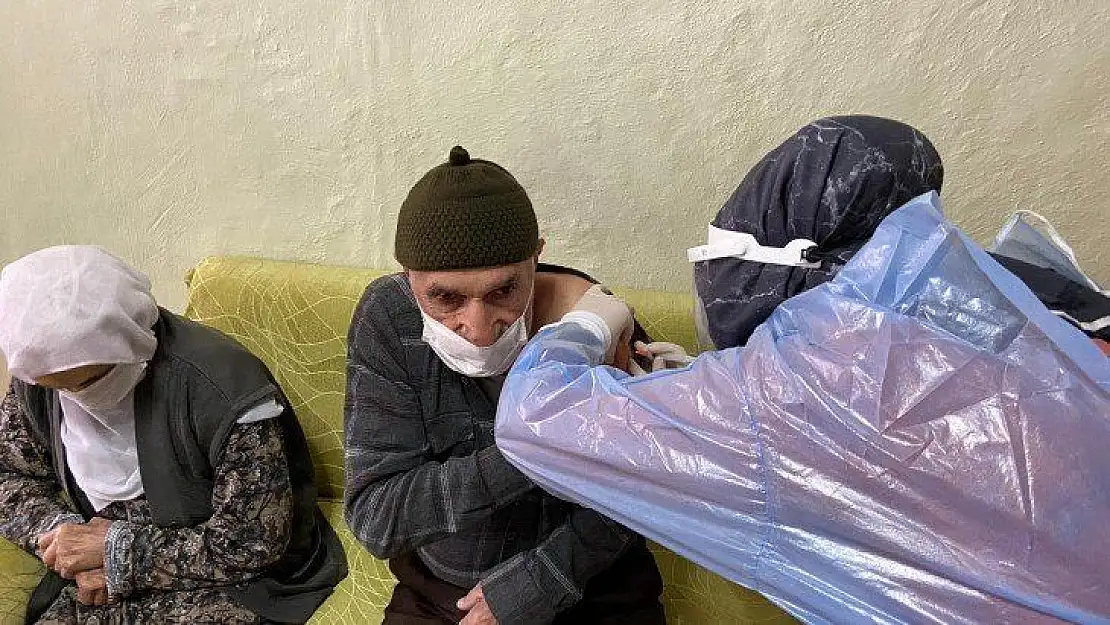 ELAZIĞ'DA SAĞLIK ÇALIŞANLARI  COVİD-19 AŞISI İÇİN KARLA KAPLI YOLLARI AŞIYOR