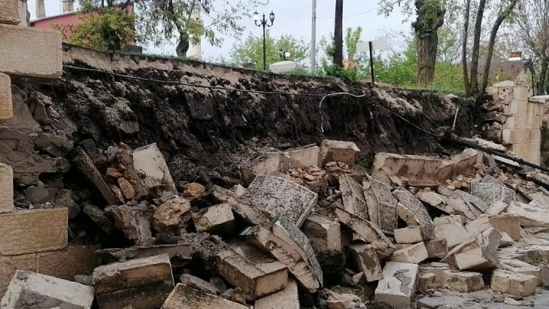 Elazığ'da şiddetli yağış nedeniyle istinat duvarı çöktü