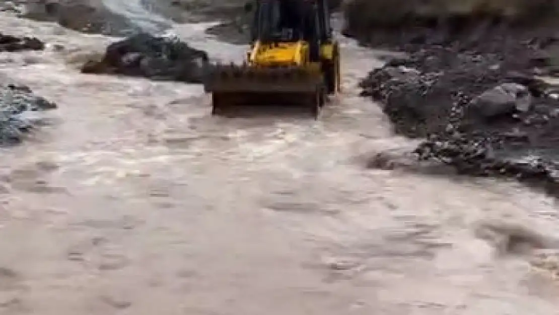 Elazığ'da şiddetli yağışlar köy yollarına zarar verdi